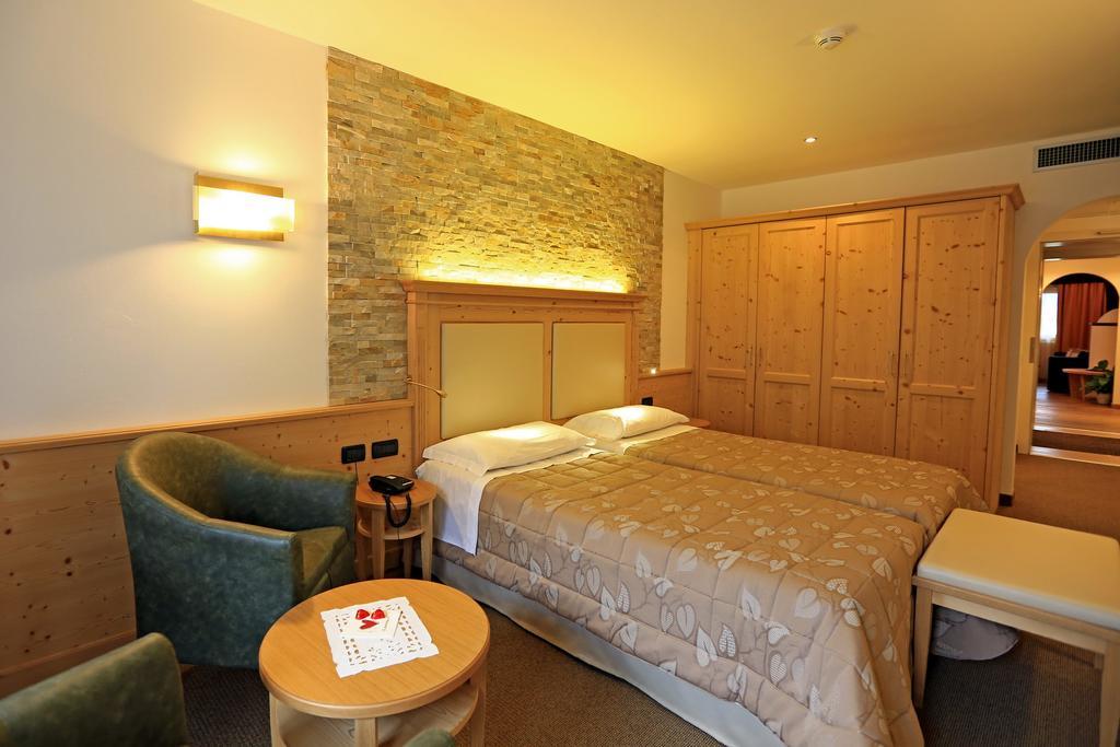 Hotel Ladina Campitello di Fassa Phòng bức ảnh