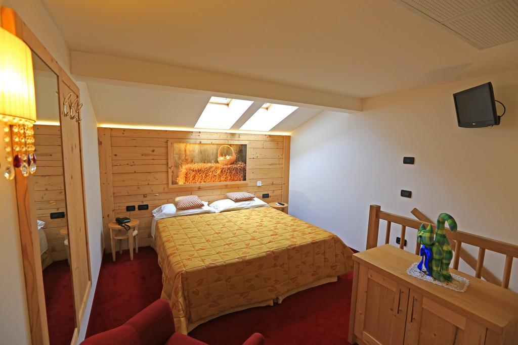 Hotel Ladina Campitello di Fassa Phòng bức ảnh