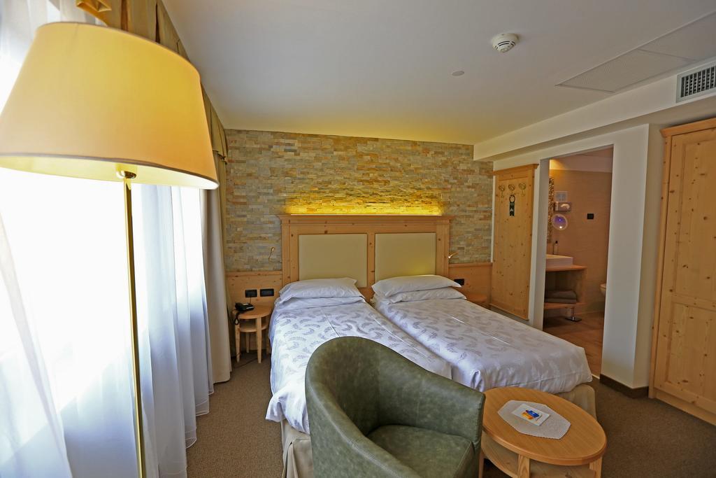 Hotel Ladina Campitello di Fassa Phòng bức ảnh